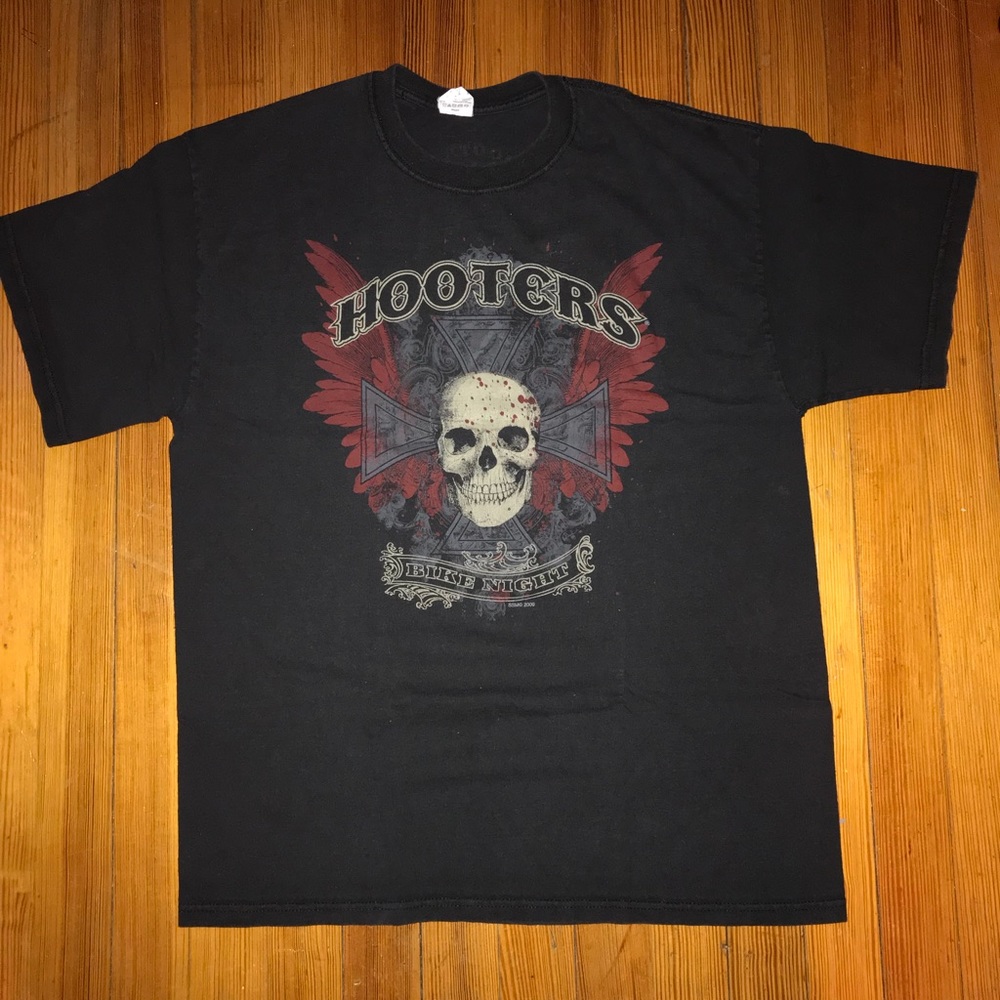 Hooters skull shirt